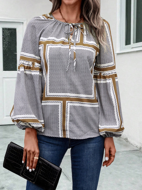 Damen Bluse mit eleganten Rüschendetails und modernem Muster