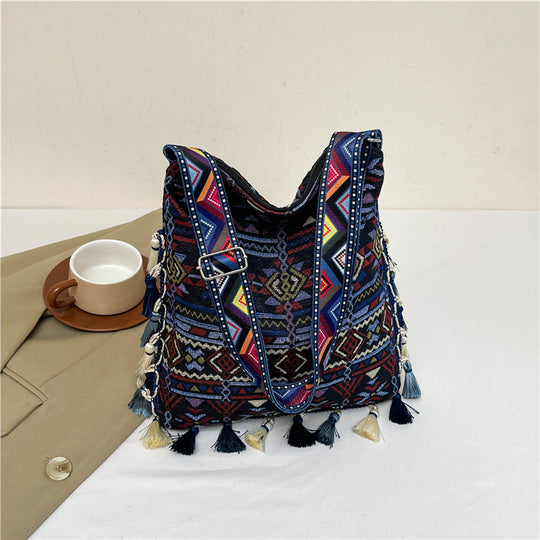 Damen Umhängetasche mit buntem geometrischen Muster und charmanten Quasten Nord Taschen