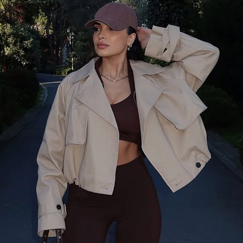 Damen Leichte Cropped-Übergangsjacke im Utility-Stil mit Hemdkragen und Tunnelzug Nord Taschen