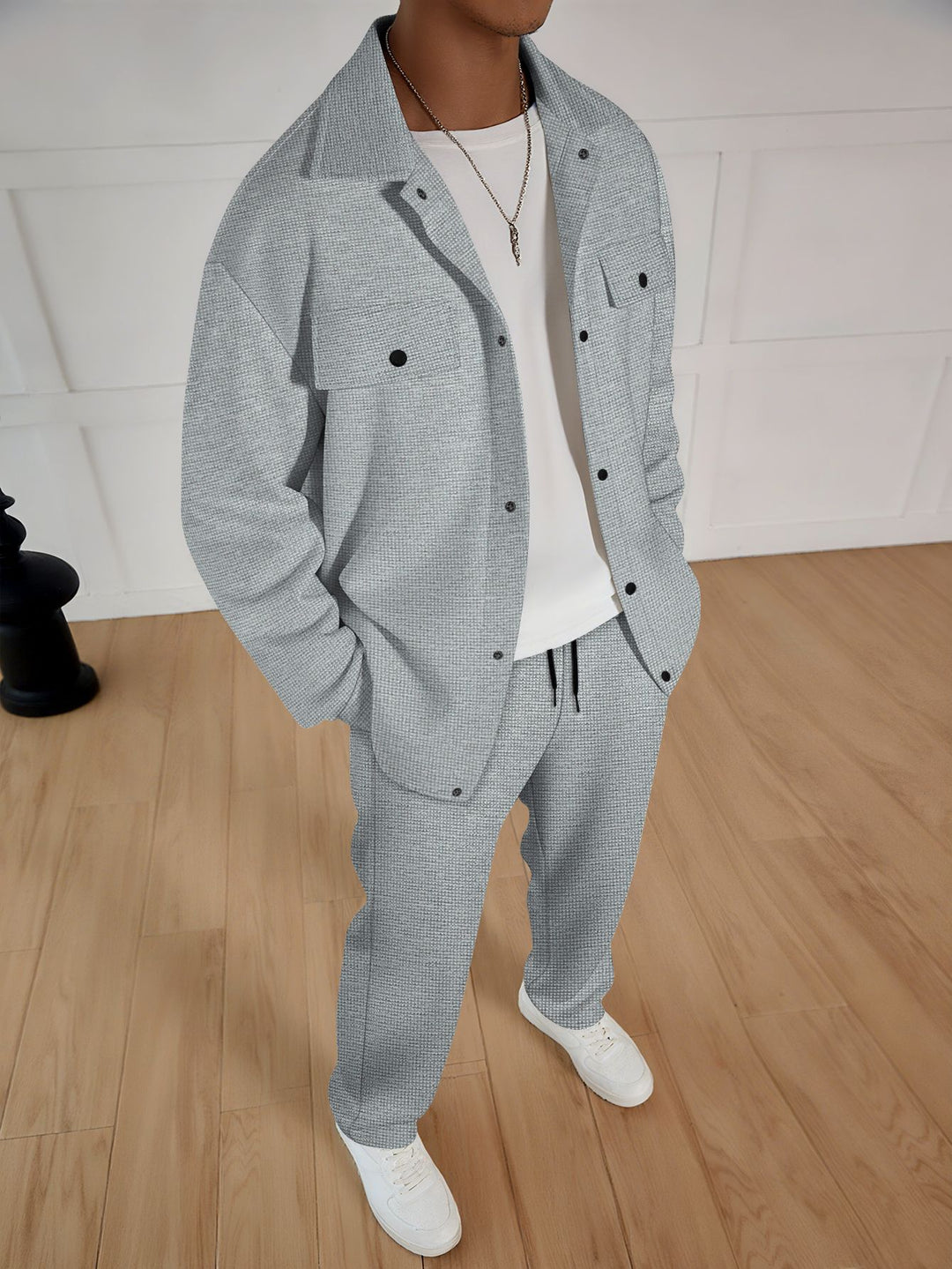 Herren zweiteiliges Overshirt-Lounge-Set mit aufgesetzten Klappentaschen, Kordelzug-Hose und feiner Waffelstruktur Nord Taschen