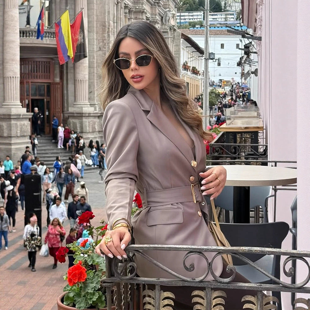Damen Taillierter Blazer mit breitem Bindegürtel und goldfarbener Hardware Nord Taschen