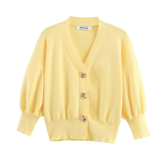 Damen Kurz geschnittener Strickcardigan mit Ballonärmeln und dekorativen Schmuckknöpfen Nord Taschen