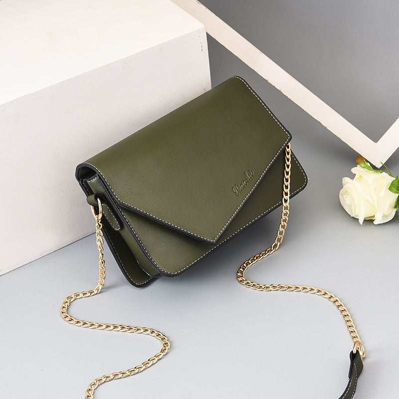 Damen Umhängetasche mit eleganter Klappenoptik und goldener Kette Nord Taschen