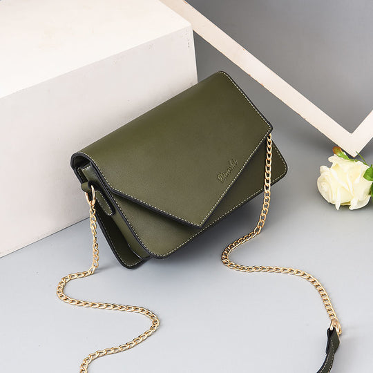 Damen Umhängetasche mit eleganter Klappenoptik und goldener Kette Nord Taschen