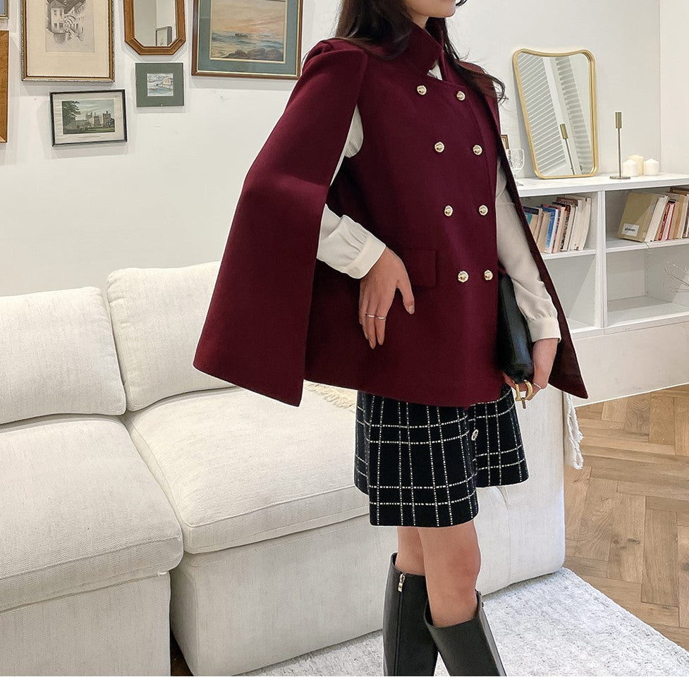 Damen Mantelcape im Tailoring‑Look mit doppelreihiger Knopfleiste und markanter Schulter Nord Taschen