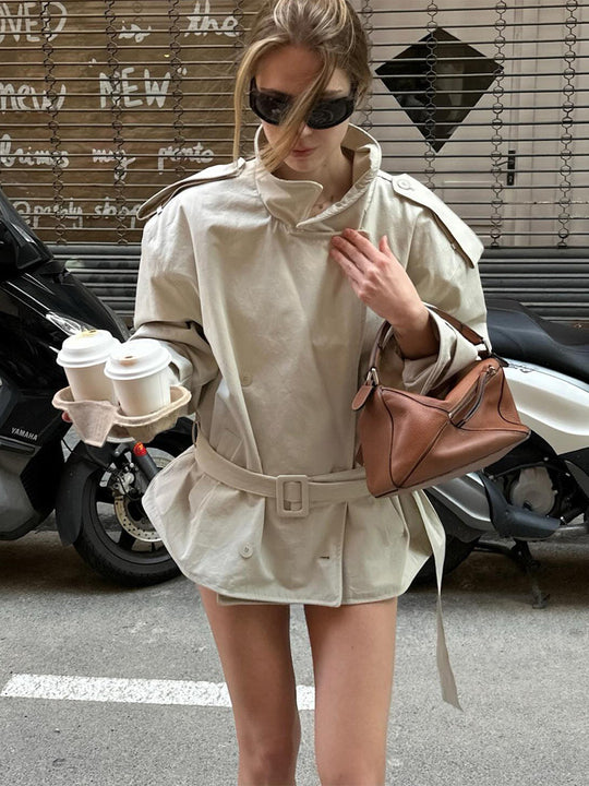 Damen Kurztrenchcoat aus Baumwollmix mit Taillengürtel & Schulterklappen Nord Taschen