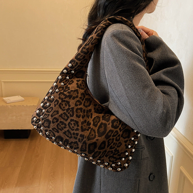 Damen Hobo-Tasche mit modischem Leopardenmuster und dekorativen Nieten Nord Taschen
