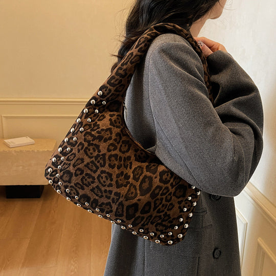 Damen Hobo-Tasche mit modischem Leopardenmuster und dekorativen Nieten Nord Taschen