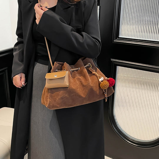 Damen Veloursleder Beuteltasche mit praktischem Mini-Portemonnaie Nord Taschen