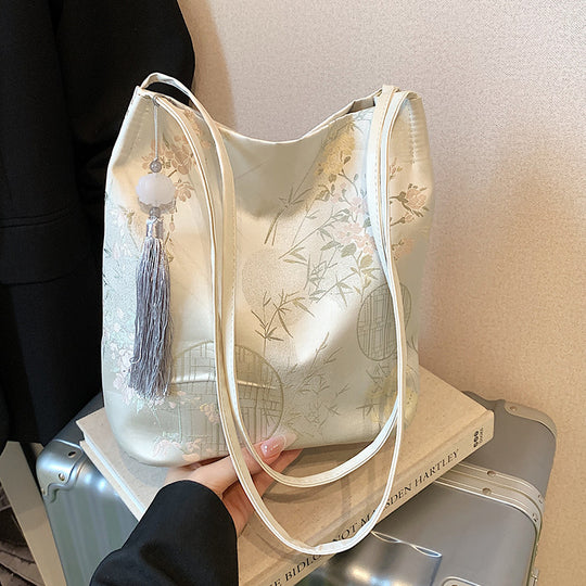 Damen Hobo-Tasche mit elegantem floralem Design und dekorativem Quastenanhänger Nord Taschen