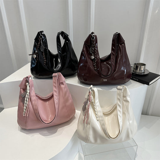 Damen Hobo-Handtasche mit glänzender Oberfläche und dekorativem Anhänger Nord Taschen