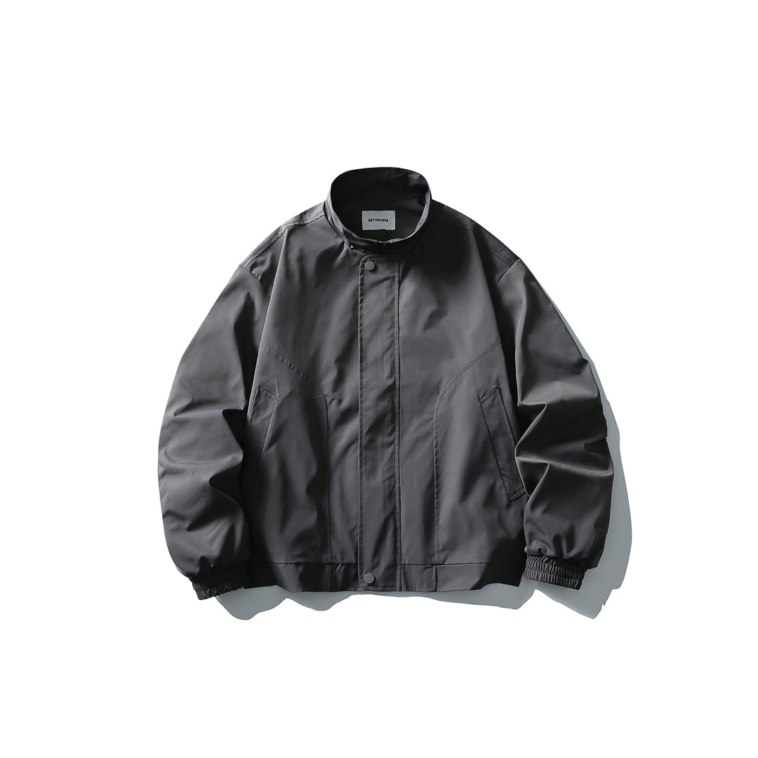 Unisex Kurz geschnittener technischer Boxy‑Bomber mit Stehkragen, Druckknopfblende und elastischen Bündchen Nord Taschen