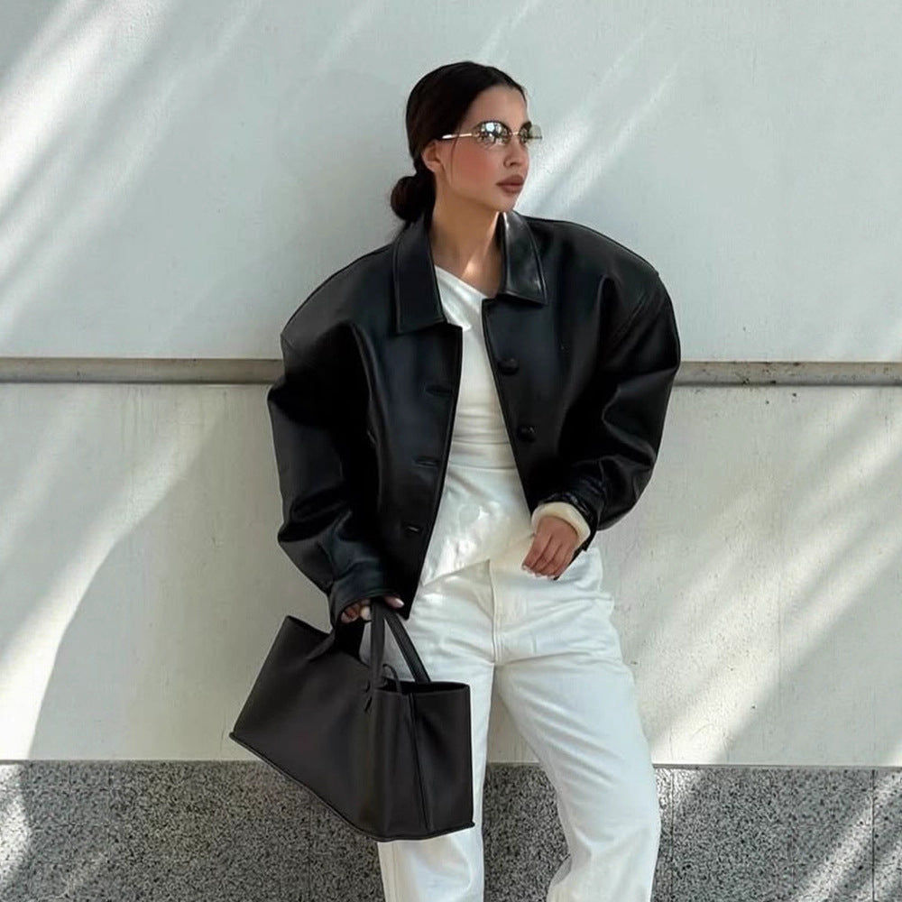 Damen Kurzjacke aus veganem Lederimitat im Boxy‑Cut mit oversized Schultern und verdeckter Knopfleiste Nord Taschen