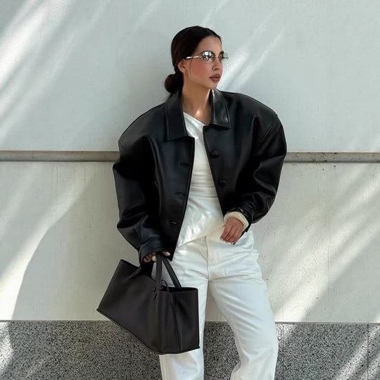 Damen Kurzjacke aus veganem Lederimitat im Boxy‑Cut mit oversized Schultern und verdeckter Knopfleiste Nord Taschen