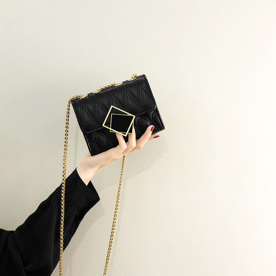 Damen Clutch-Tasche mit glamorösem Kettenriemen und modernem Steppdesign Nord Taschen