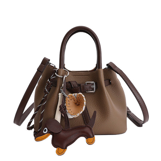 Damen Designer Bucket Bag mit verspieltem Tieranhänger Nord Taschen