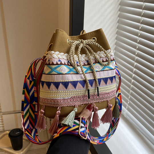 Damen Beuteltasche mit buntem Ethnomuster und fransenverziertem Rand Nord Taschen