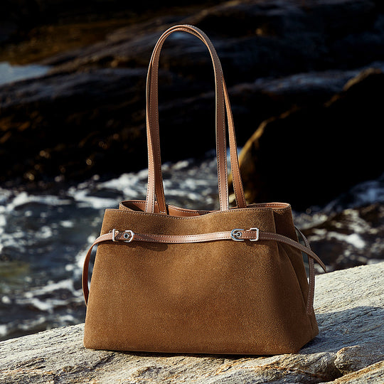 Damen Schultertasche aus hochwertigem Wildleder mit eleganten Akzenten Nord Taschen