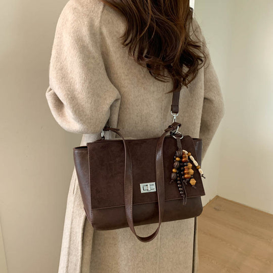 Damen elegante Umhängetasche aus hochwertigem Kunstleder mit verspieltem Anhänger Nord Taschen