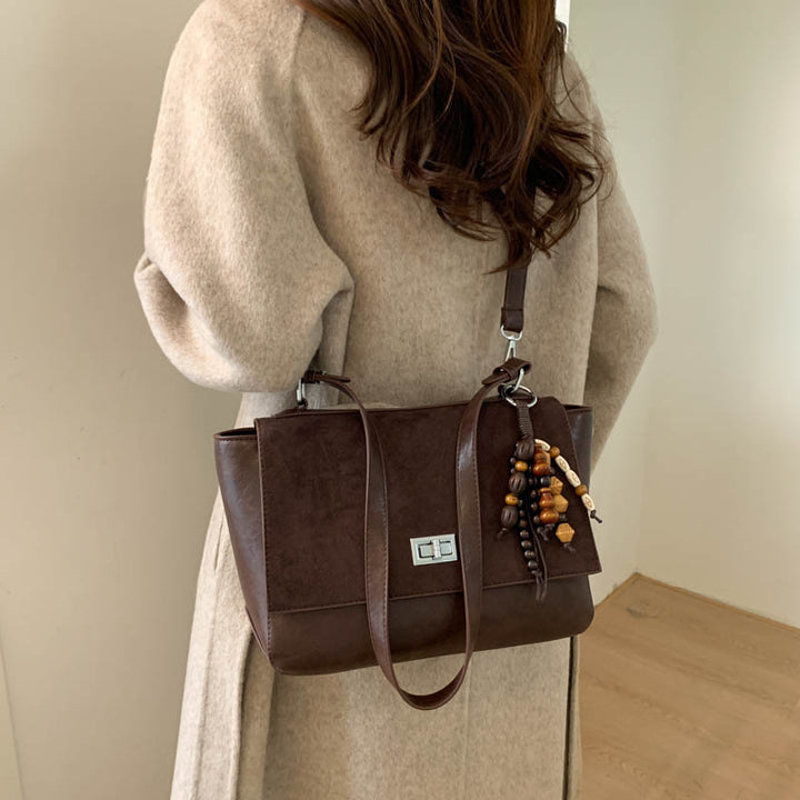 Damen elegante Umhängetasche aus hochwertigem Kunstleder mit verspieltem Anhänger Nord Taschen