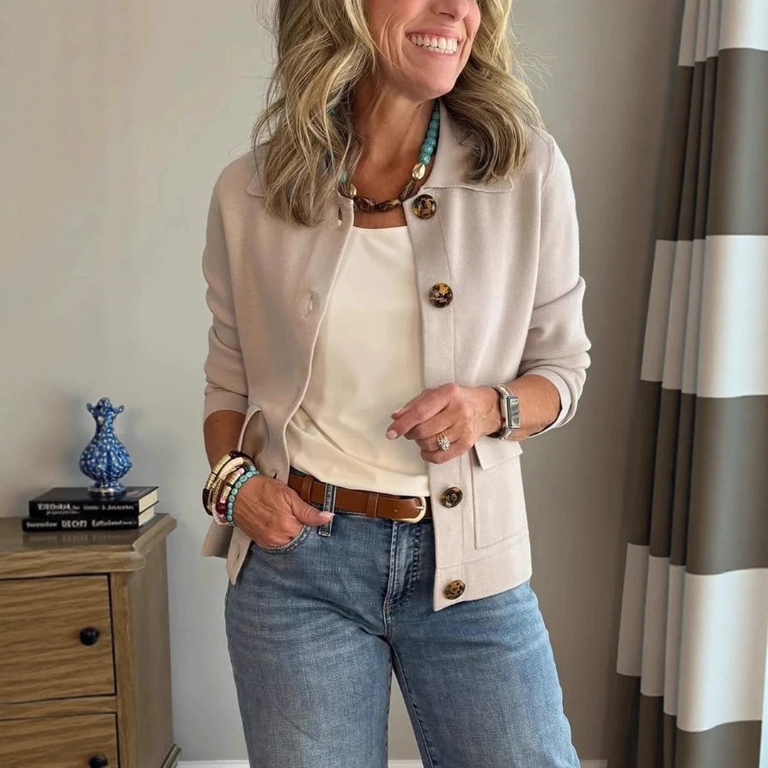 Damen Kurzstrickjacke mit Hemdkragen, aufgesetzten Taschen und Hornknöpfen Nord Taschen