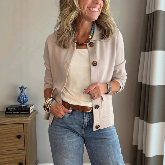 Damen Kurzstrickjacke mit Hemdkragen, aufgesetzten Taschen und Hornknöpfen Nord Taschen