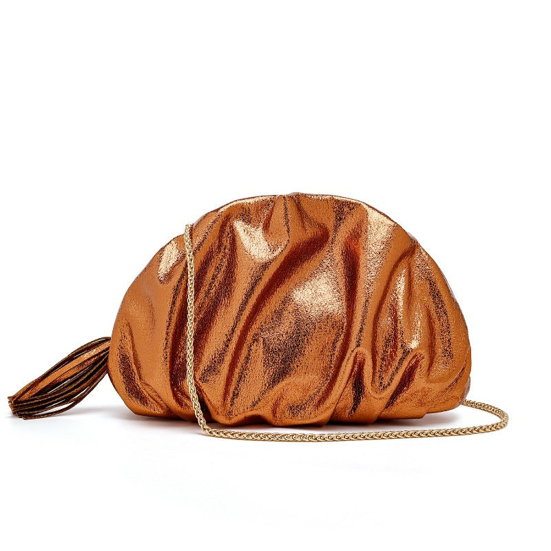 Damen Clutch mit metallischem Finish und goldener Kette Nord Taschen