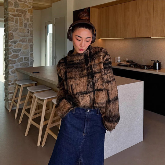 Damen Flauschiger Pullover im Vintage-Karo mit hohem Kragen und ausgefranstem Saum Nord Taschen