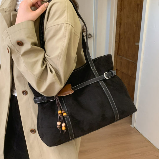 Damen modische und geräumige Handtasche mit charmantem Anhänger Nord Taschen