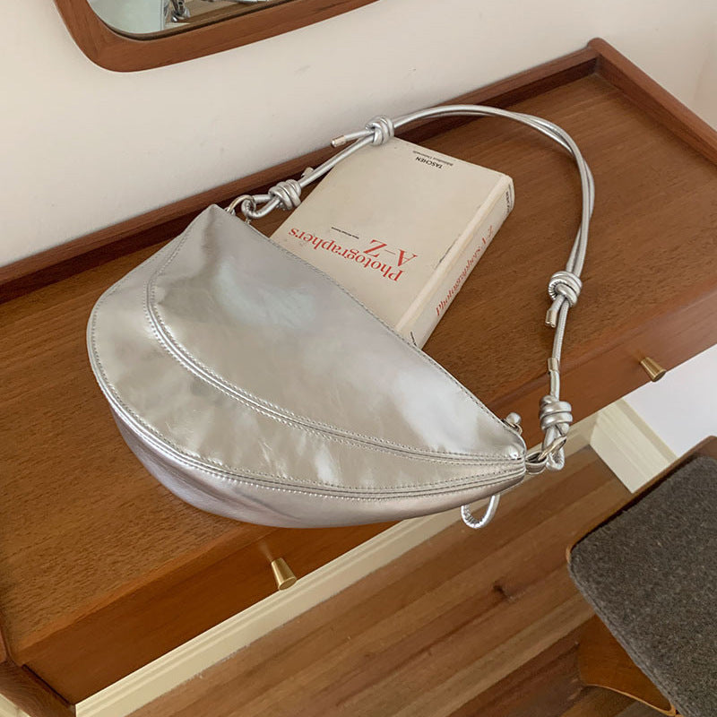 Damen Hobo-Tasche mit geschmeidiger Oberfläche und goldenen Verzierungen Nord Taschen
