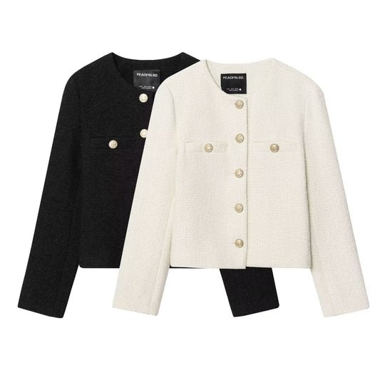 Damen 80+ Kurz geschnittene Bouclé‑Jacke mit Rundhals, goldenen Zierknöpfen und Pattentaschen Nord Taschen