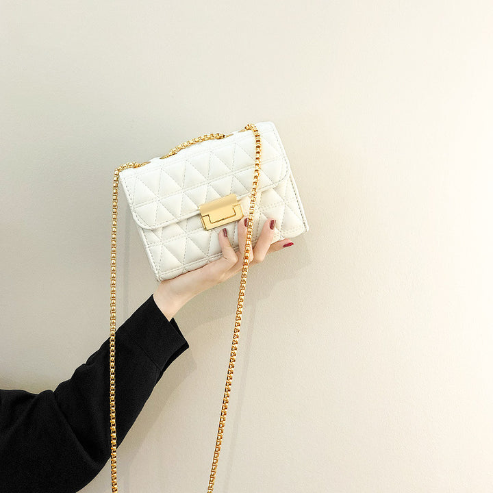 Damen elegante Clutch mit glänzendem Kettenriemen und gestepptem Design Nord Taschen