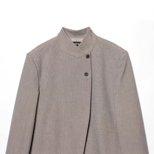 Damen Kurzer taillierter Blazer mit Stehkragen und asymmetrischer Knopfleiste Nord Taschen