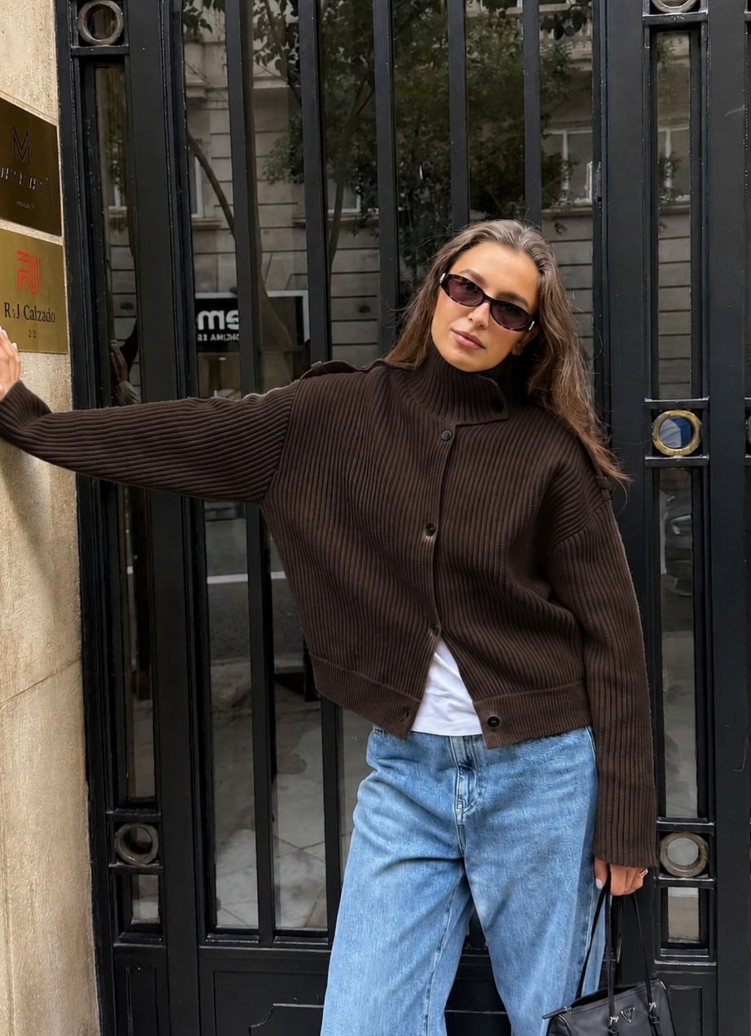 Damen 80+ kurzer Rippstrick‑Cardigan mit hohem Stehkragen und Knopfleiste Nord Taschen