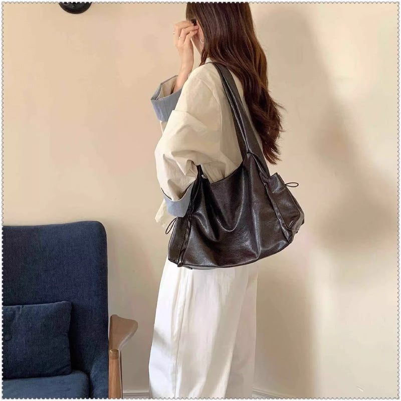 Damen Hobo-Tasche mit elegantem Faltendesign und praktischem Tragegurt Nord Taschen