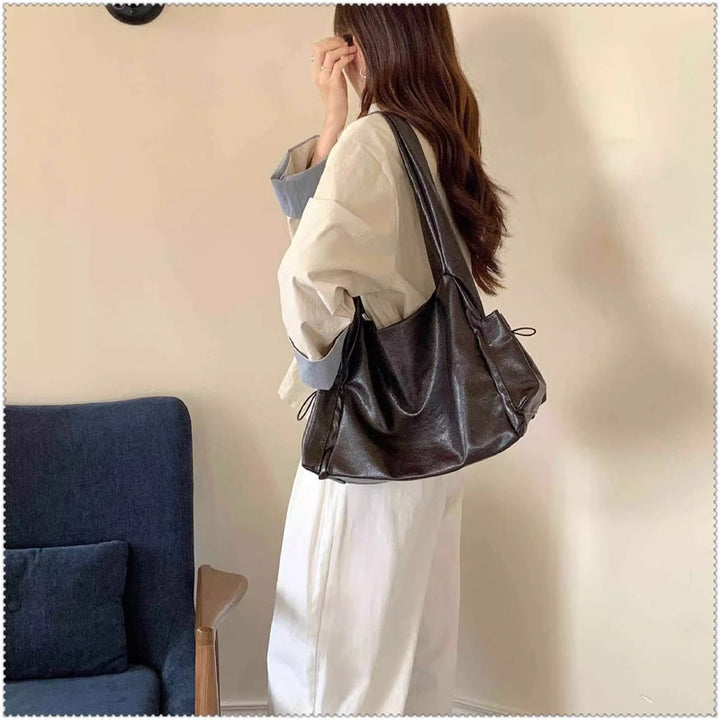 Damen Hobo-Tasche mit elegantem Faltendesign und praktischem Tragegurt Nord Taschen