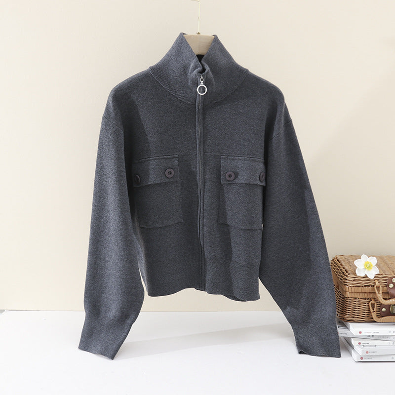 Damen Kurze strukturierte Strickjacke mit Stehkragen, Metallreißverschluss & Brusttaschen Nord Taschen