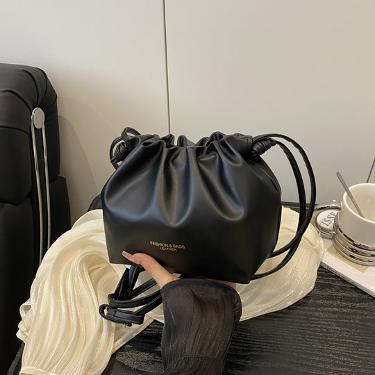 Damen Umhängetasche aus glattem Kunstleder mit verstellbarem Kordelzug Nord Taschen
