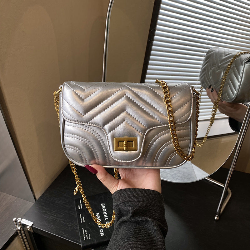 Damen Schultertasche mit elegantem Wellenmuster und goldfarbenem Verschluss Nord Taschen