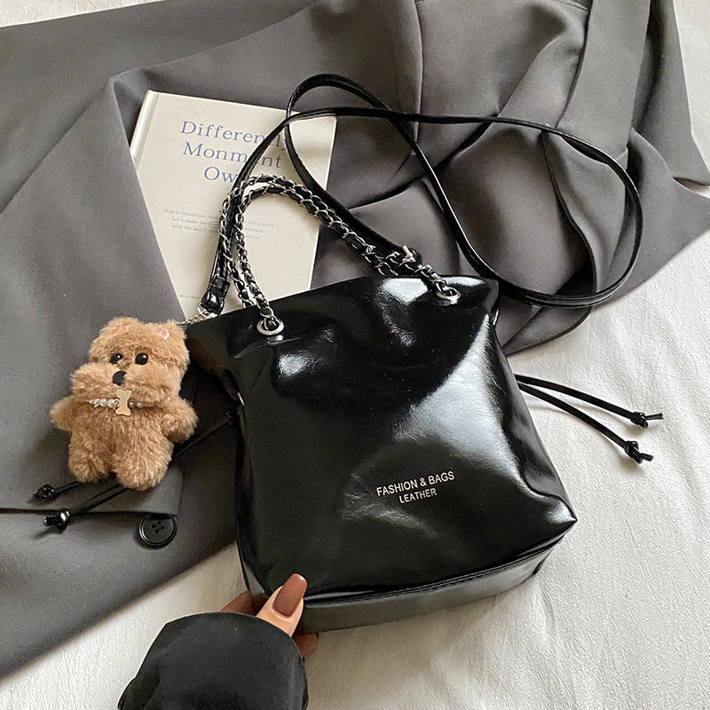Damen Hobo-Tasche mit elegantem Kettenakzent und modernem Kordelzug Nord Taschen
