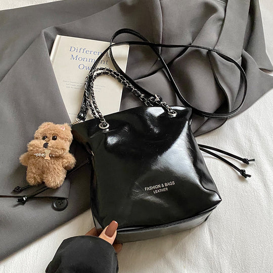 Damen Hobo-Tasche mit elegantem Kettenakzent und modernem Kordelzug Nord Taschen