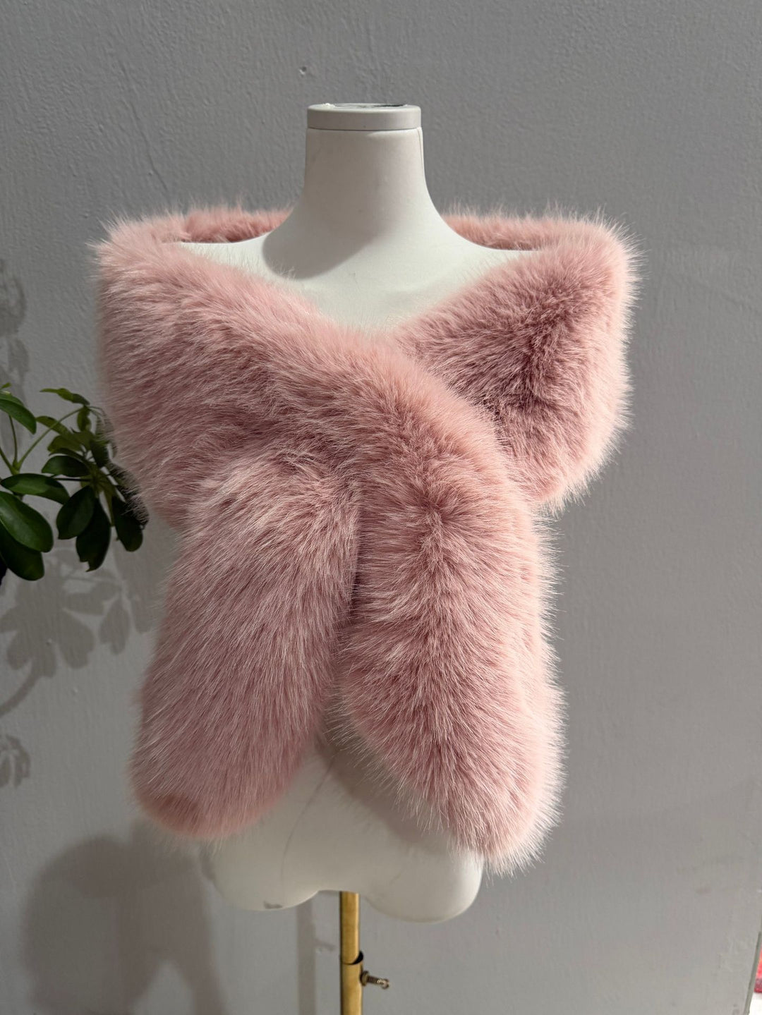 Damen Luxuriöse Wendbare Kunstpelz-Schulterstola mit V‑Form Nord Taschen