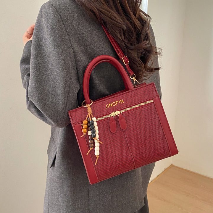 Damen elegante Struktur-Handtasche mit modischem Anhänger Nord Taschen