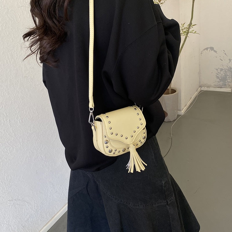 Damen Umhängetasche mit Nieten und Fransen Nord Taschen