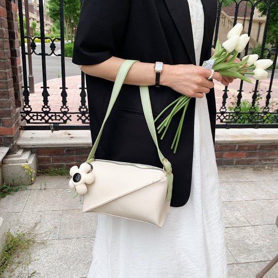 Damen Clutch mit verspieltem Blumendetail | Nord Taschen
