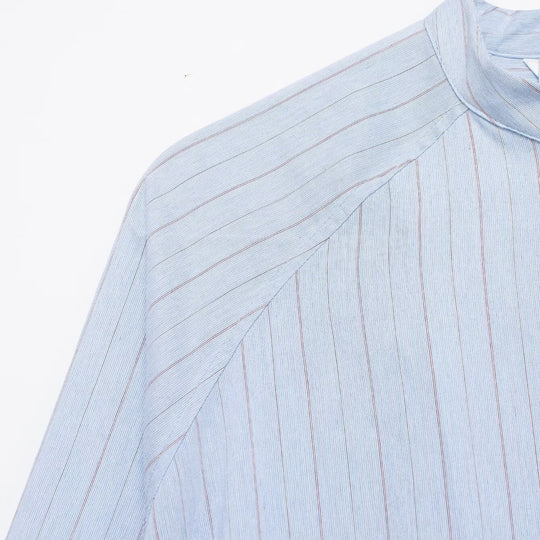 Damen Oversized gestreifte Hemdbluse mit Stehkragen, asymmetrischer Knopfleiste und High‑Low‑Saum Nord Taschen