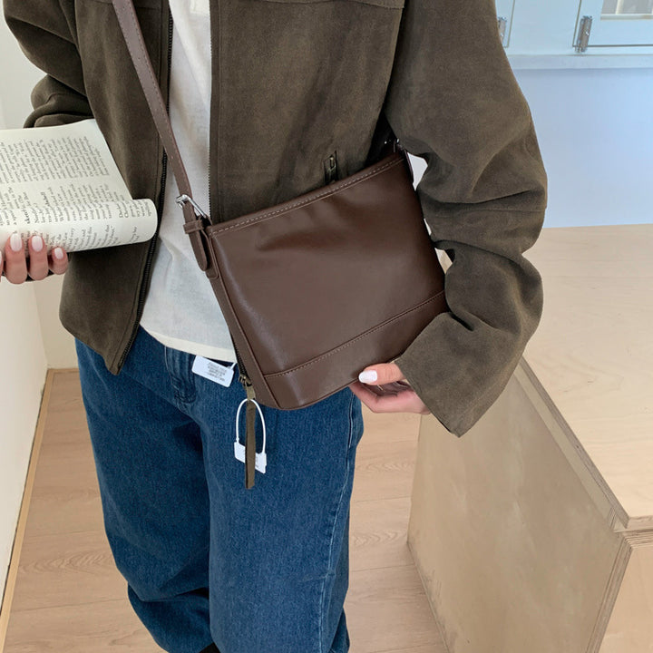 Damen Umhängetasche aus hochwertigem Kunstleder mit charmantem Anhänger Nord Taschen
