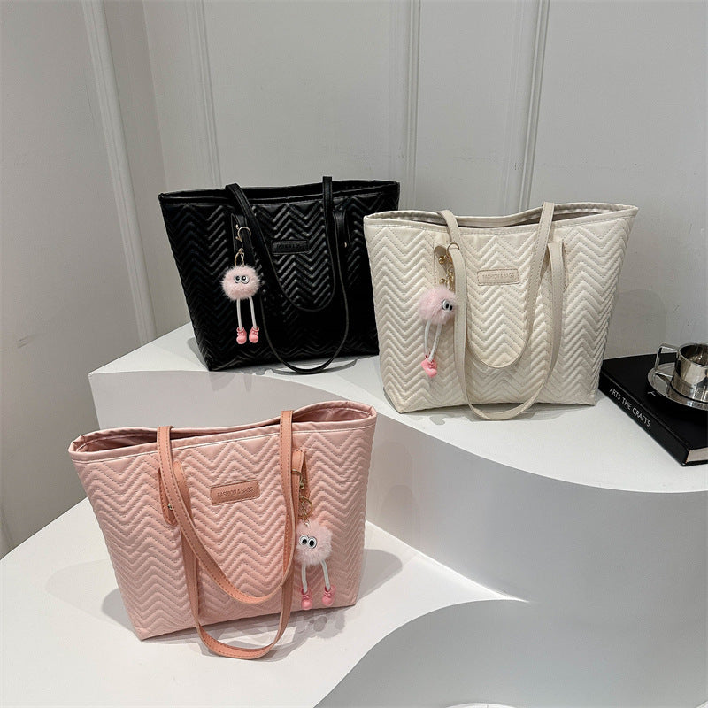 Damen Freizeit Tote-Bag mit strukturiertem Wellenmuster und charmantem Anhänger Nord Taschen