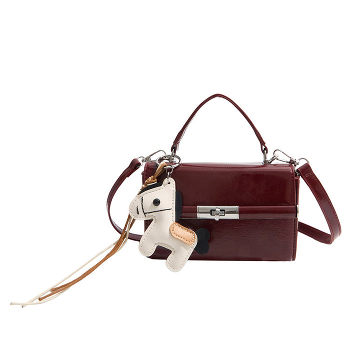 Damen elegante Handtasche im strukturierten Design mit verspieltem Anhänger Nord Taschen
