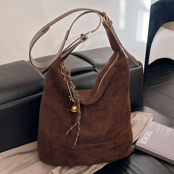 Damen Hobo Tasche aus weichem Wildleder mit luxuriösem Tragegriff Nord Taschen